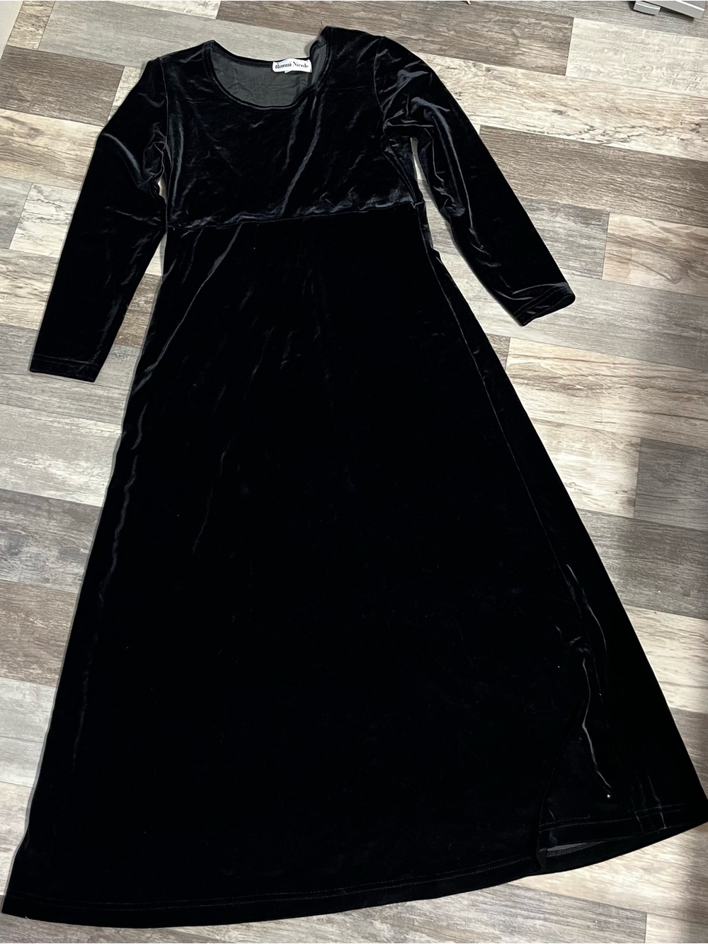 Ronni Nicole Black Velvet Long Sleeve Maxi Dress
